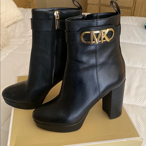 Michael Kors Black Ankle Boots
Pre-Loved Excellent condition like New!! - Picture 1 of 6
